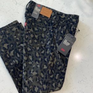 NWT Levis